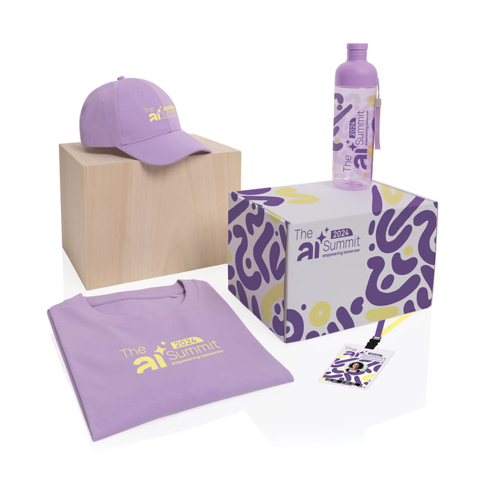 Ejemplo de welcome pack corporativo en tonos morados con caja personalizada, camiseta, gorra y botella reutilizable