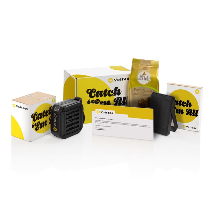 Set de regalo corporativo en caja amarilla con altavoz bluetooth, batería solar portátil y detalles gourmet