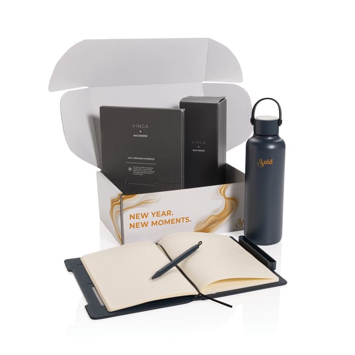 Set de oficina corporativo con libretas de diseño elegante, bolígrafo a juego y botella térmica en tonos oscuros