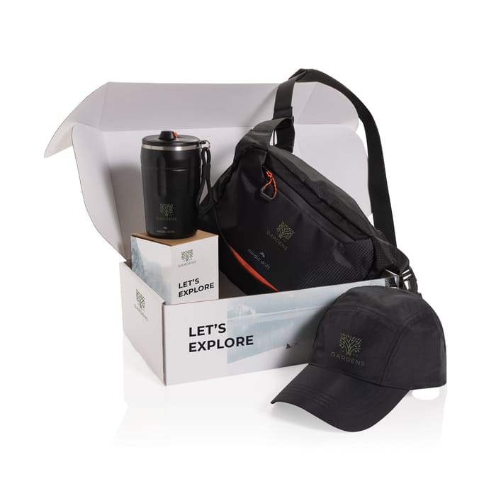 Kit outdoor personalizado con mochila tipo bandolera, gorra deportiva, termo compacto y caja corporativa.