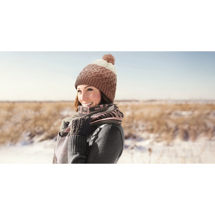 Gorro trenzado con forro de Shu Velveten 200gr, puño de canalé y pompón. personalizado con logo
