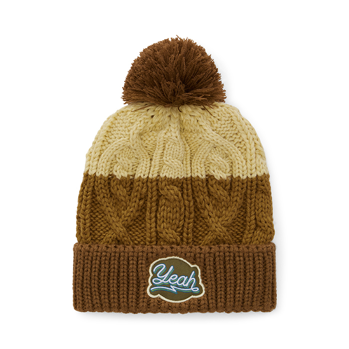 Gorro trenzado con puño de canalé y pompón. personalizado con logo