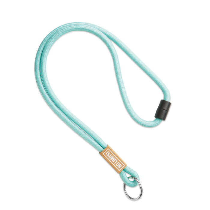 Lanyard de cordón de poliéster con detalle de bambú. personalizado con logo